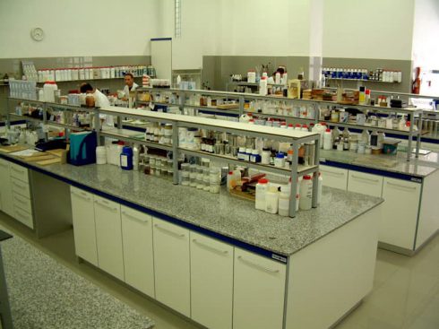 Sede central y fábrica de pinturas Valresa en Ribarroja (Valencia)