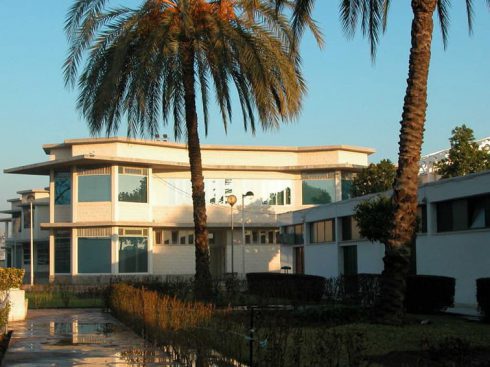 Edificio polideportivo con piscina en Picassent