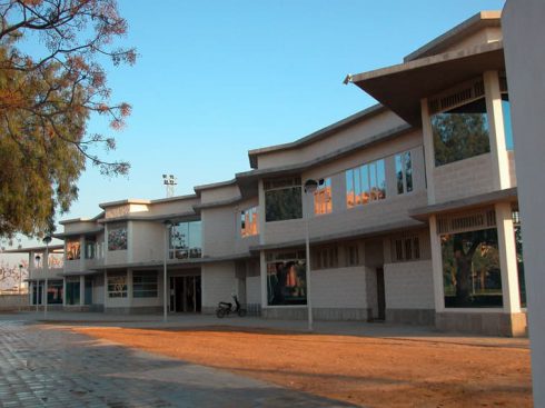 Edificio polideportivo con piscina en Picassent