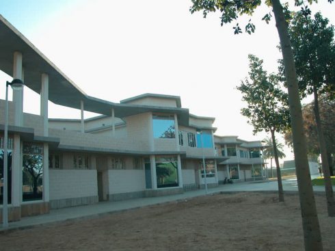 Edificio polideportivo con piscina en Picassent