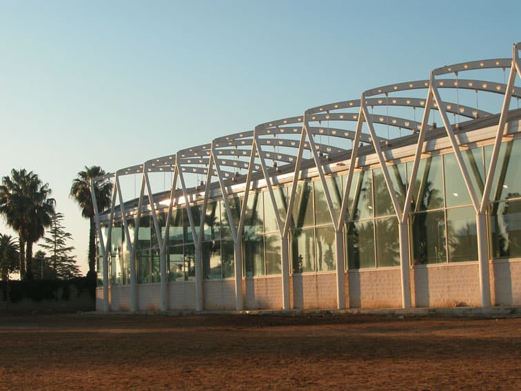 Edificio polideportivo con piscina en Picassent